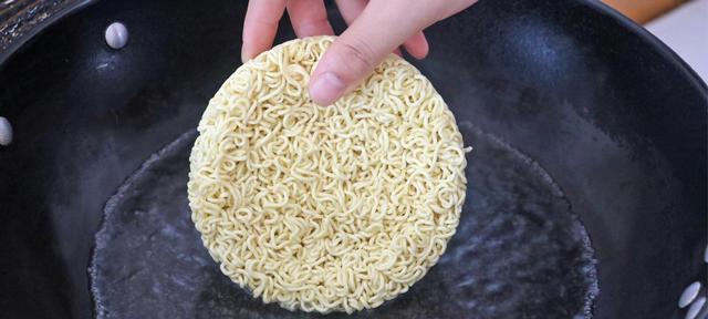 如何制作一碗鲜美可口的泡面（学会这几个技巧，让你的泡面更好吃）-第2张图片-美味行家