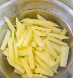 美味又健康的少油版煎薯条制作方法（低卡、健康、美味，这个夏天不容错过）-第2张图片-美味行家