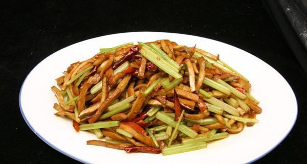 家常美食-以西芹炒豆腐干（简单易做的素食美味）-第2张图片-美味行家