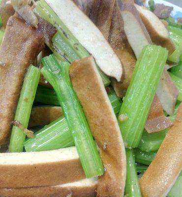 家常美食-以西芹炒豆腐干（简单易做的素食美味）-第3张图片-美味行家