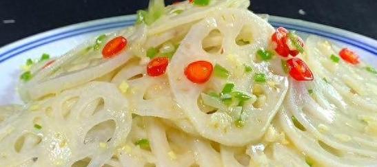 水中人参炖鸡的制作方法（营养美味，助力健康）-第1张图片-美味行家