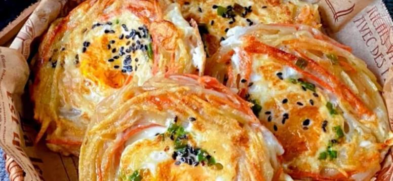 营养早餐必备，土豆胡萝卜鸡蛋饼的做法-第1张图片-美味行家
