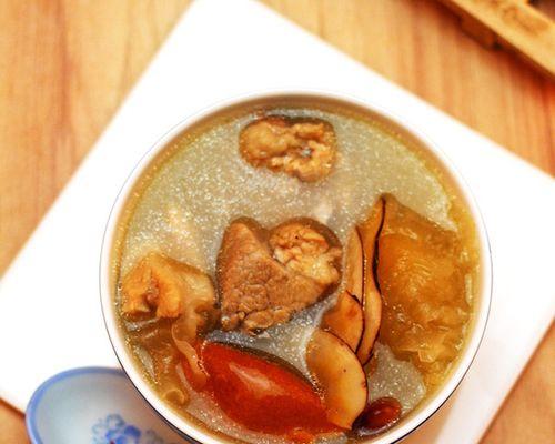 猪肺排骨海底椰汤的做法（让家人欣喜的美食）-第2张图片-美味行家