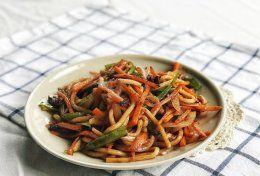 美味健康的以什锦炒乌冬面（健康食谱、家庭美食、营养均衡）-第1张图片-美味行家