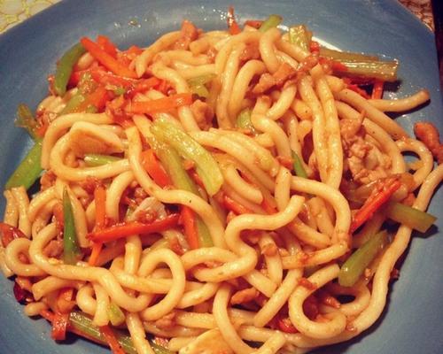 美味健康的以什锦炒乌冬面（健康食谱、家庭美食、营养均衡）-第2张图片-美味行家