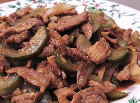 酸黄瓜豇豆炒肉的家常做法（肉嫩脆爽，口感丰富，健康美味的家常菜）-第3张图片-美味行家