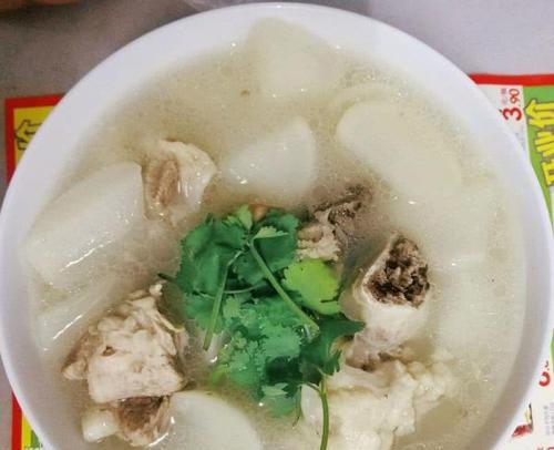 健康养生，筒子骨白萝卜汤的制作方法（营养丰富，养生佳品，白萝卜汤的独门制作技巧）-第1张图片-美味行家