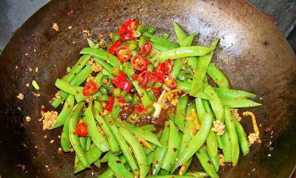 香辣四季豆的做法（辣味十足的四季豆，鲜香可口的美食）-第3张图片-美味行家