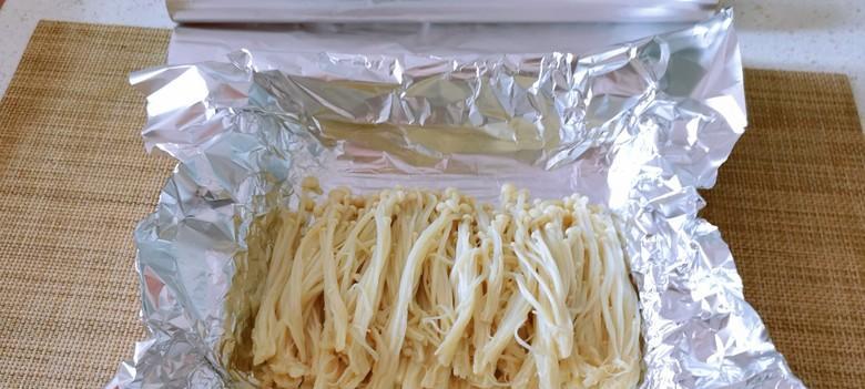 锡纸金针菇的烤制方法（用锡纸保留营养，让金针菇更美味）-第3张图片-美味行家