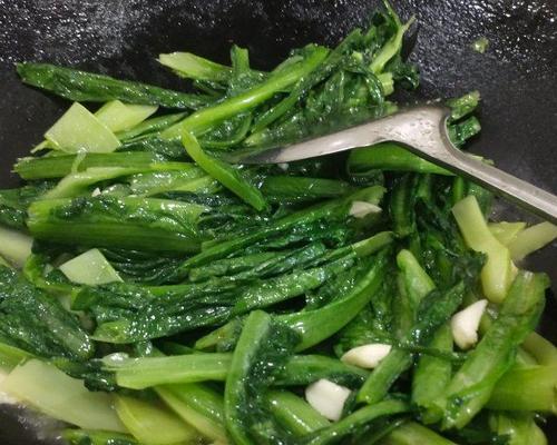 素食健康，油麦菜拌出清新口感！（味美健康，素食油麦菜让你瞬间爱上蔬菜）-第3张图片-美味行家