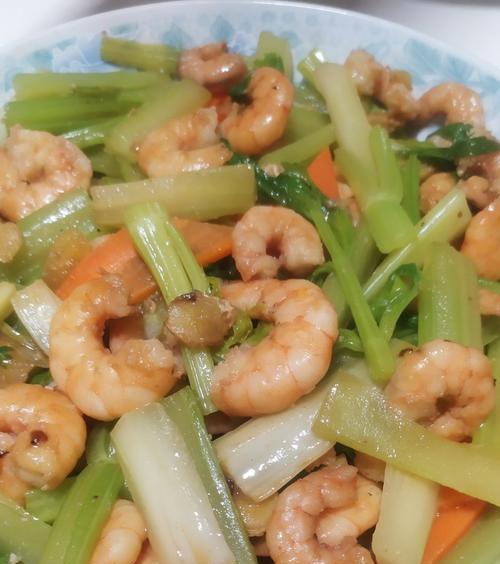 美味可口的虾仁炒瓜丁（以新鲜的虾仁和瓜为主要食材，营养丰富、味道鲜美）-第1张图片-美味行家
