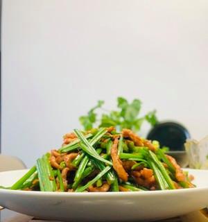 家常美食——肉丝炒韭菜（快手美味，美味可口，健康美食）-第3张图片-美味行家