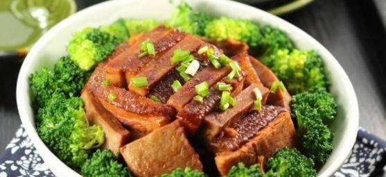 美食制作——土豆扣肉（传统家常菜肴的经典之作）-第3张图片-美味行家