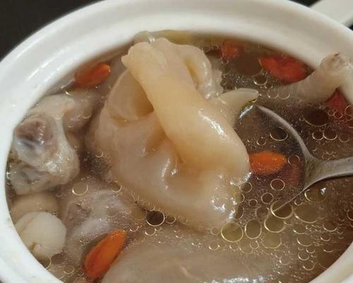 滋补佳品，鲜美可口的鱼胶鸡爪汤（做法详解，滋味鲜美，营养丰富）-第1张图片-美味行家