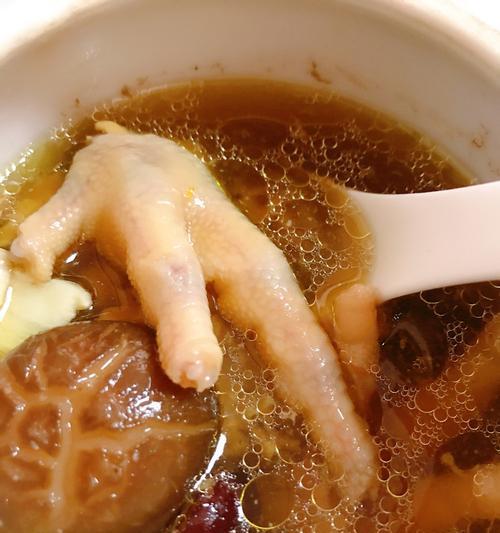 滋补佳品，鲜美可口的鱼胶鸡爪汤（做法详解，滋味鲜美，营养丰富）-第3张图片-美味行家
