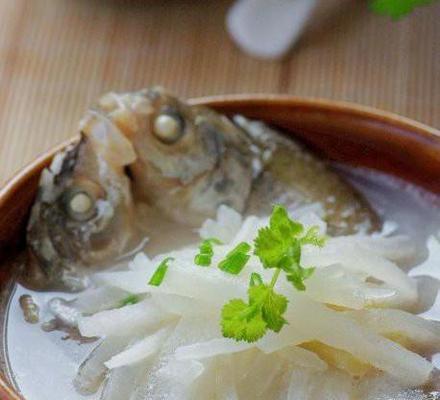 美味又健康的鲜鱼萝卜汤（以海鲜为主打的营养美食，营养丰富，让你吃出健康）-第2张图片-美味行家