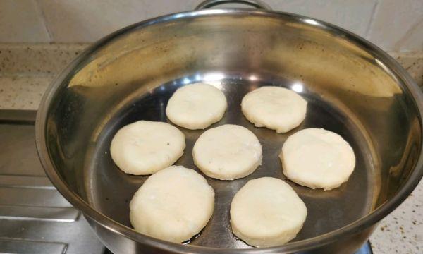 山药饼制作全攻略（15个步骤教你轻松制作美味健康的山药饼）-第1张图片-美味行家