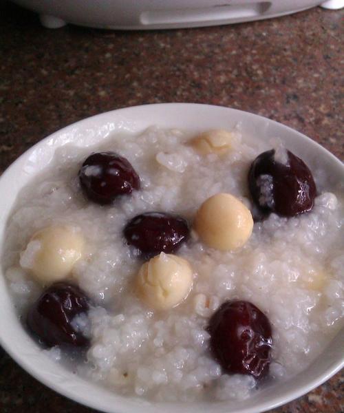 美味健康的枣莲三宝粥（营养丰富，味道鲜美，健康养生的佳品）-第2张图片-美味行家