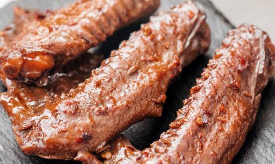 品尝周黑翅美食之道（美味佳肴的独特做法及食材搭配）-第2张图片-美味行家