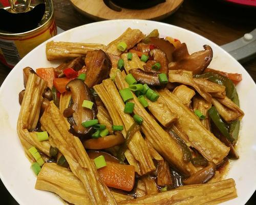 家常美食香菇酱炒豆腐，口感鲜美健康（以香菇和豆腐为主材料的丰富健康菜式）-第1张图片-美味行家