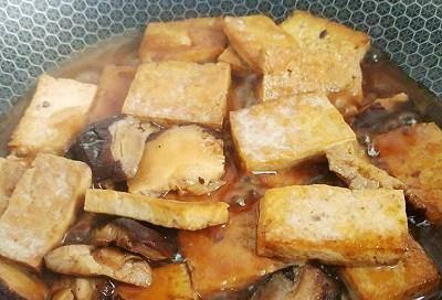 家常美食香菇酱炒豆腐，口感鲜美健康（以香菇和豆腐为主材料的丰富健康菜式）-第2张图片-美味行家