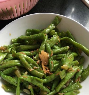 家常菜谱（用新鲜荷豆和香味十足的虾米，做出美味可口的家常菜）-第2张图片-美味行家