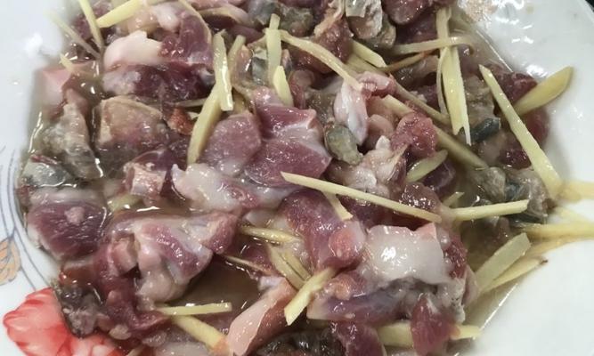 鲜香魷魚炆腩肉（传统家常美食，口感丰富多样）-第2张图片-美味行家