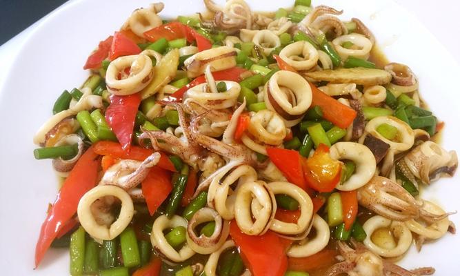 鲜香魷魚炆腩肉（传统家常美食，口感丰富多样）-第1张图片-美味行家