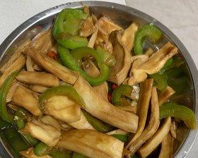 手撕茄的制作方法——以双椒为例（简单易学，健康美味，双椒手撕茄的制作方法）-第1张图片-美味行家