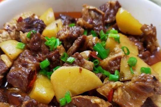 小焖牛肉的制作方法（家庭美食厨房必备，肉香浓郁口感绵软）-第3张图片-美味行家