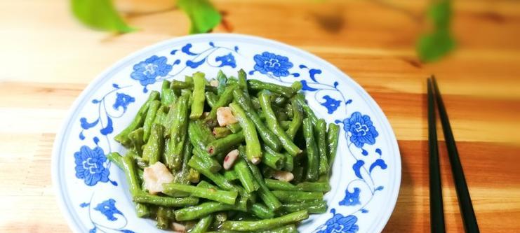 蒜香豇豆的做法（清爽口感，健康美味，让你爱上豇豆）-第2张图片-美味行家