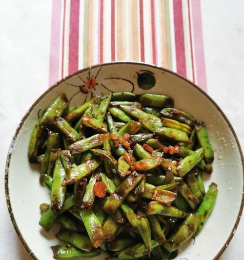 蒜香豇豆的做法（清爽口感，健康美味，让你爱上豇豆）-第3张图片-美味行家