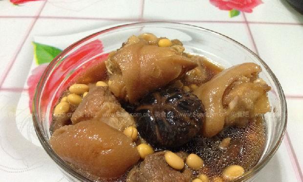 家常美食——香菇炖猪脚的做法（浓郁滋补，营养美味，让你享受舌尖上的幸福）-第2张图片-美味行家