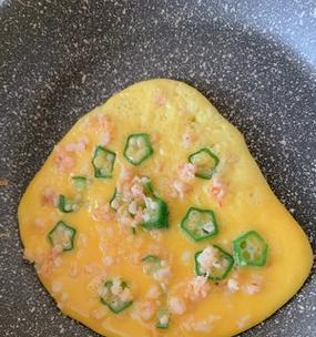 自制美味虾仁蔬菜鸡蛋饼（用虾仁和蔬菜打造健康早餐，轻松做出营养丰富的鸡蛋饼）-第2张图片-美味行家