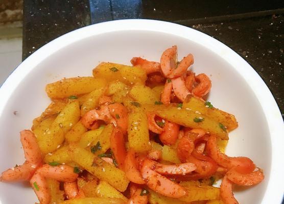 一份美味的香肠土豆餐（尝鲜必备的土豆丁配香肠做法）-第1张图片-美味行家