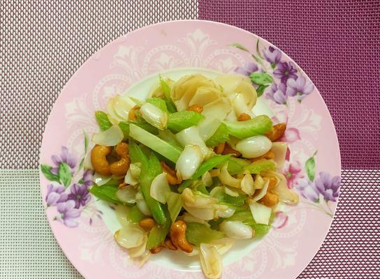腰果西芹的健康美食之旅（探寻腰果西芹的鲜美滋味与健康价值）-第1张图片-美味行家