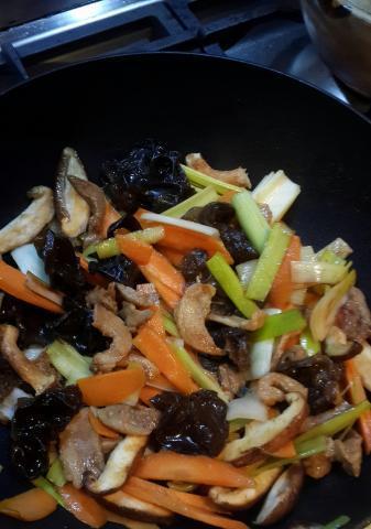 美食大赏——双蔬炒肉（营养均衡，美味可口的双蔬炒肉做法）-第3张图片-美味行家
