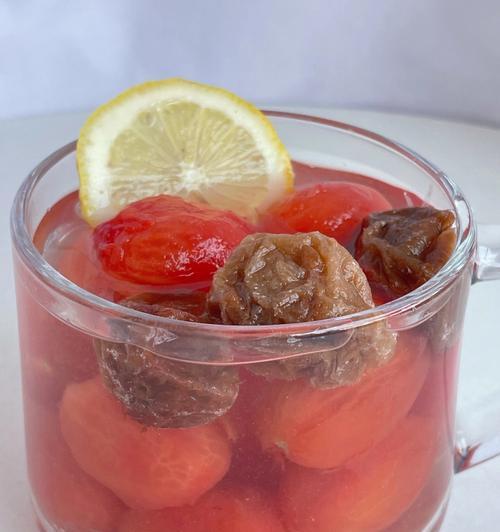 清凉解暑，咸话梅柠檬水来一杯（夏日必备的饮品，让你喝出不一样的清新感受）-第1张图片-美味行家