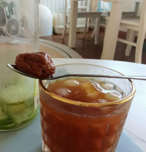 清凉解暑，咸话梅柠檬水来一杯（夏日必备的饮品，让你喝出不一样的清新感受）-第2张图片-美味行家