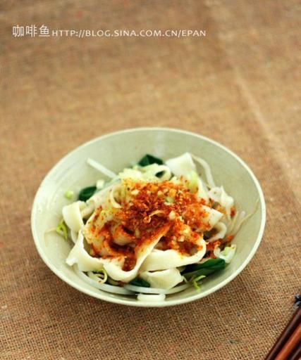 家常油泼面的做法（用简单的食材做出美味的面食，一起来试试吧！）-第1张图片-美味行家