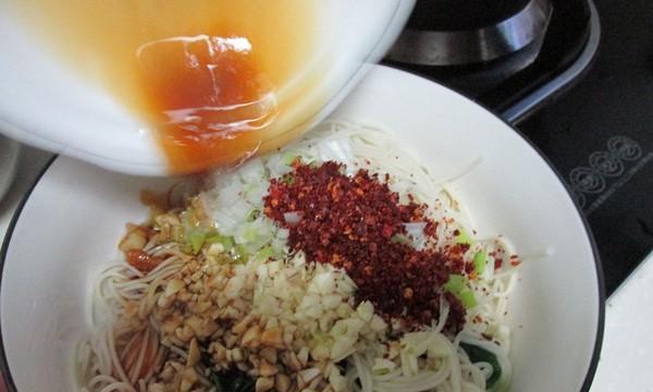 家常油泼面的做法（用简单的食材做出美味的面食，一起来试试吧！）-第2张图片-美味行家
