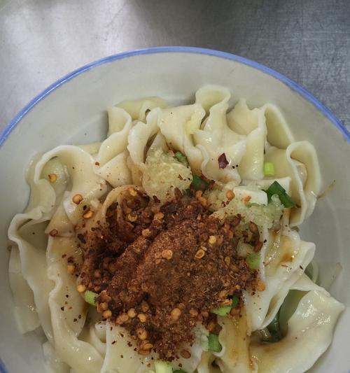 家常油泼面的做法（用简单的食材做出美味的面食，一起来试试吧！）-第3张图片-美味行家