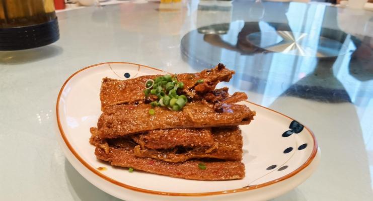 手把手教你做美味酥香带鱼（传统美食的味道回味无穷）-第1张图片-美味行家
