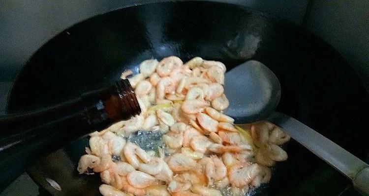 鲜虾炒韭菜的美味制作（用新鲜虾和嫩绿韭菜打造无法抗拒的味蕾盛宴）-第2张图片-美味行家