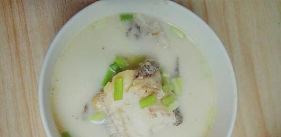 香煎鲫鱼汤，鲜香可口的美食体验（以鲫鱼为主材料，采用独特煎炸技巧和调料，精心烹制而成）-第1张图片-美味行家