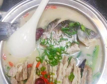 香煎鲫鱼汤，鲜香可口的美食体验（以鲫鱼为主材料，采用独特煎炸技巧和调料，精心烹制而成）-第2张图片-美味行家