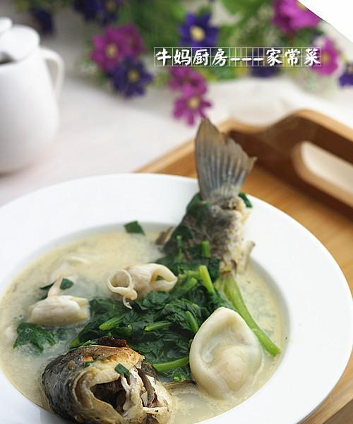 香煎鲫鱼汤，鲜香可口的美食体验（以鲫鱼为主材料，采用独特煎炸技巧和调料，精心烹制而成）-第3张图片-美味行家