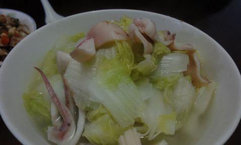 美味酸辣鱿鱼汤，营养健康不容错过！（家常煮菜，一碗下饭好滋味）-第2张图片-美味行家