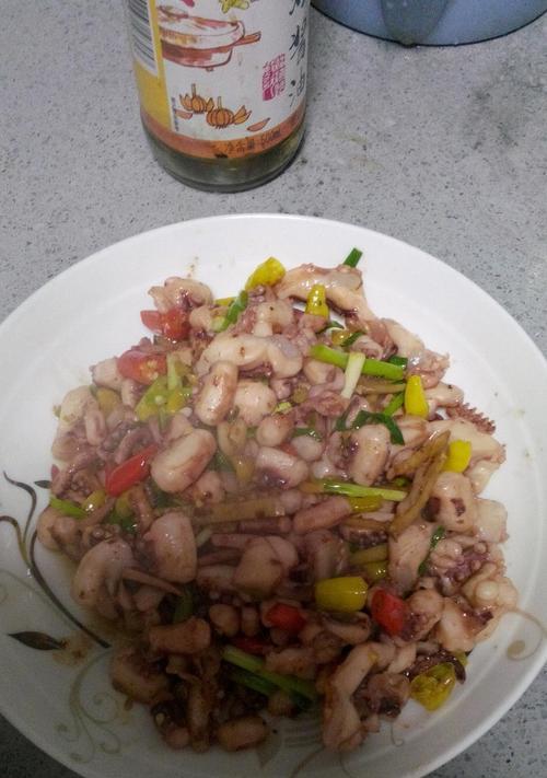 美味酸辣鱿鱼汤，营养健康不容错过！（家常煮菜，一碗下饭好滋味）-第1张图片-美味行家