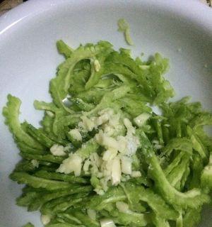 如何制作美味可口的糖腌苦瓜（传统美食再现，苦中带甜的美味体验）-第3张图片-美味行家